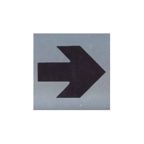 Sort pil -  selvkl�bende skilt i aluminium 90x90 mm