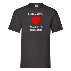 T-shirts med - I (bynavn passer) vi p� hinanden - r�dt hjerte