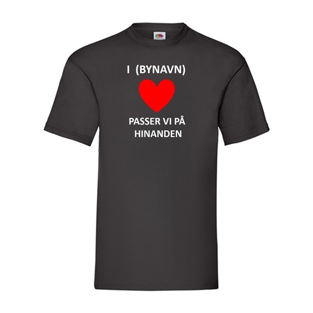 T-shirts med - I (bynavn passer) vi p hinanden - rdt hjerte